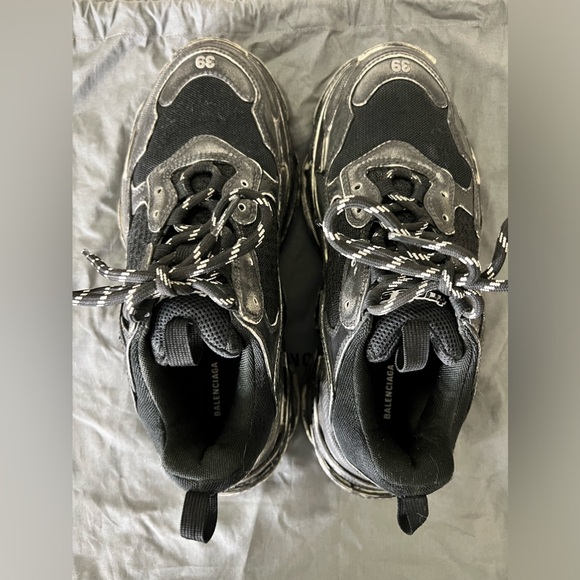 Pre-owed sneakers like new, run 1/2 size small - Picture 6 of 7